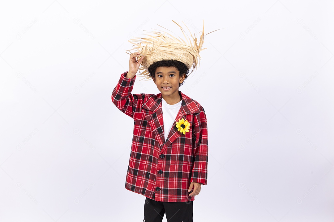 Menino feliz usando camisa xadrez para comemorar festa junina