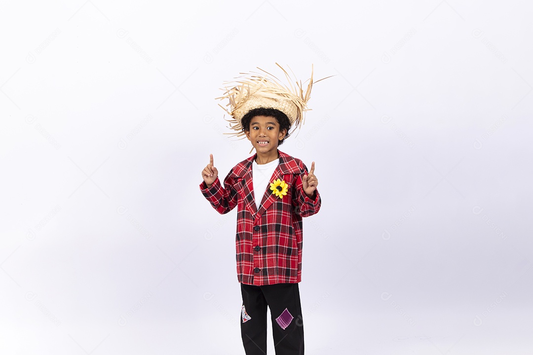 Menino feliz usando camisa xadrez para comemorar festa junina