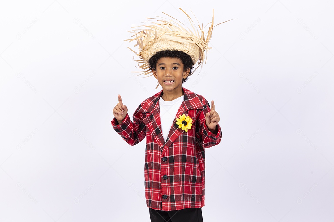 Menino feliz usando camisa xadrez para comemorar festa junina