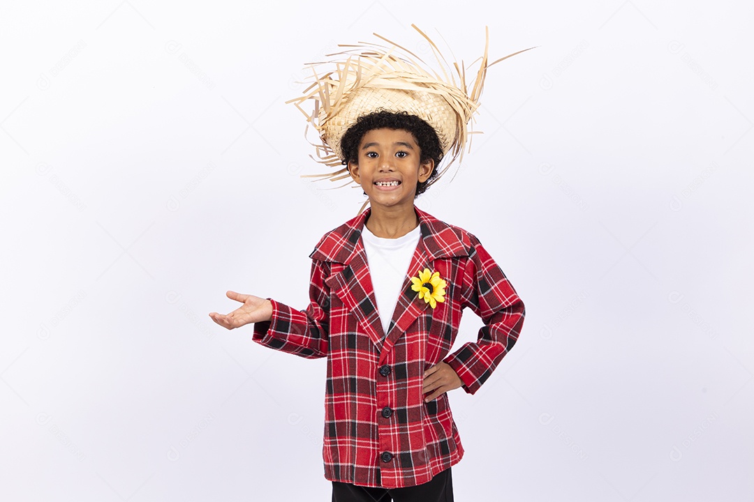 Menino feliz usando camisa xadrez para comemorar festa junina