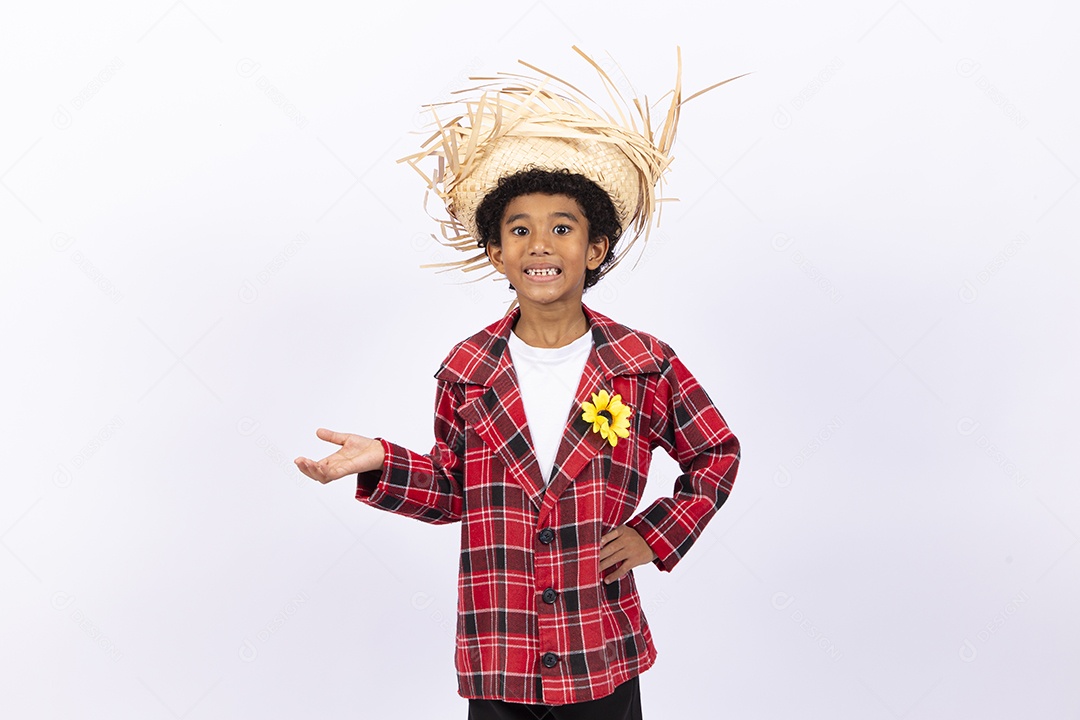 Menino feliz usando camisa xadrez para comemorar festa junina