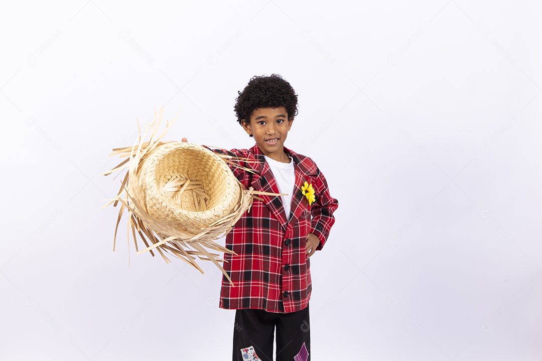Menino feliz usando camisa xadrez para comemorar festa junina