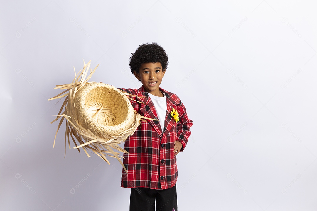 Menino feliz usando camisa xadrez para comemorar festa junina