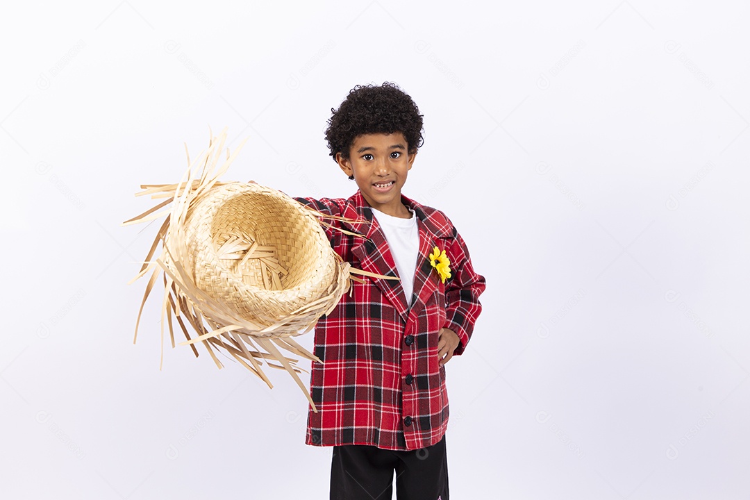 Menino feliz usando camisa xadrez para comemorar festa junina