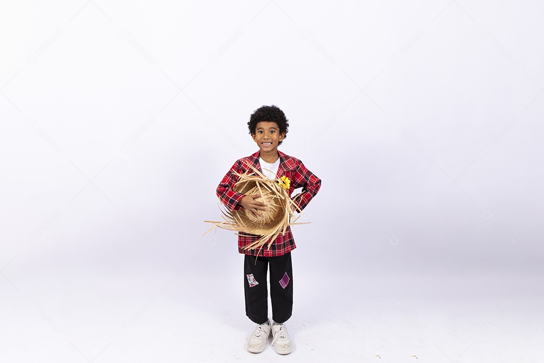 Menino feliz usando camisa xadrez para comemorar festa junina