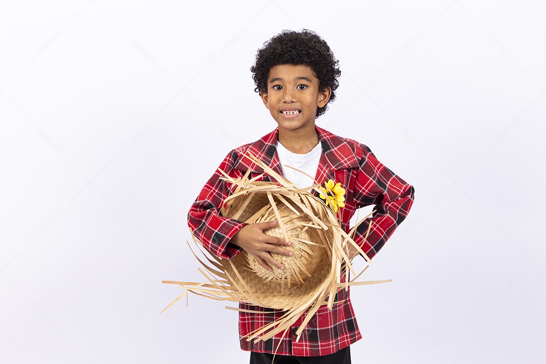 Menino feliz usando camisa xadrez para comemorar festa junina