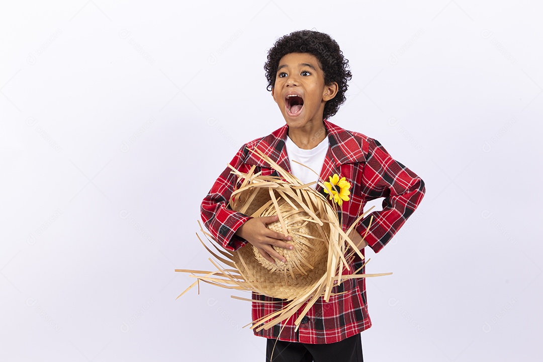 Menino feliz usando camisa xadrez para comemorar festa junina