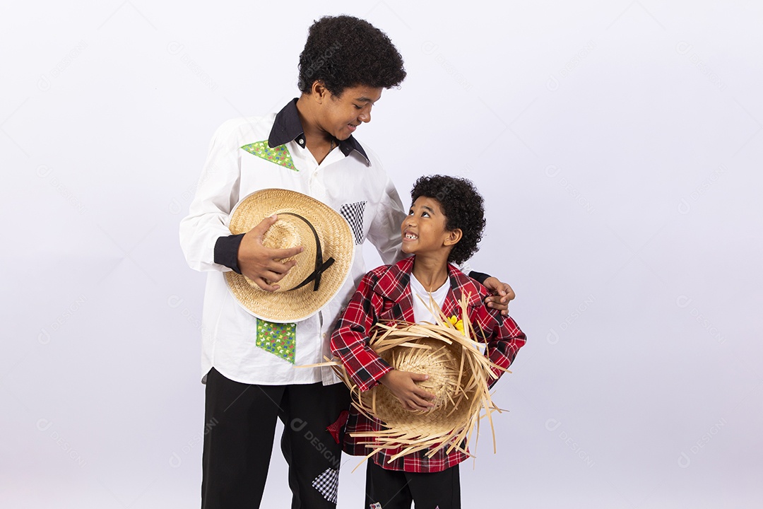 Menino feliz usando camisa xadrez para comemorar festa junina