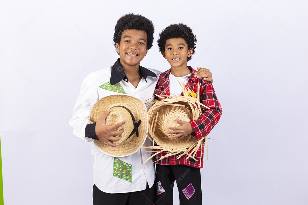 Meninos felizes usando camisa xadrez para comemorar festa junina