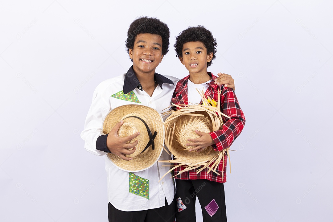 Meninos felizes usando camisa xadrez para comemorar festa junina