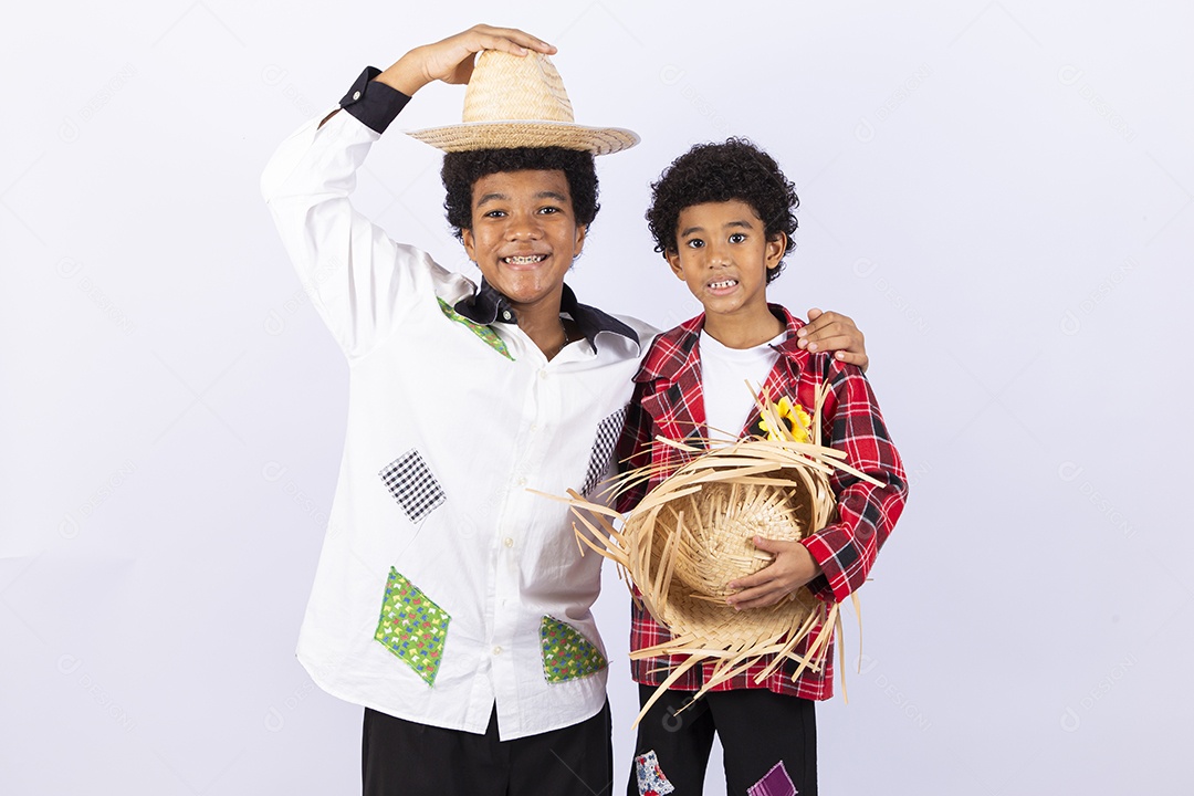 Meninos com trajes de festa junina