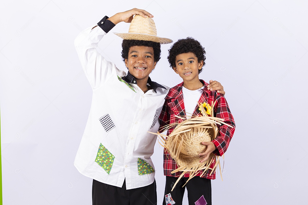 Meninos com trajes de festa junina