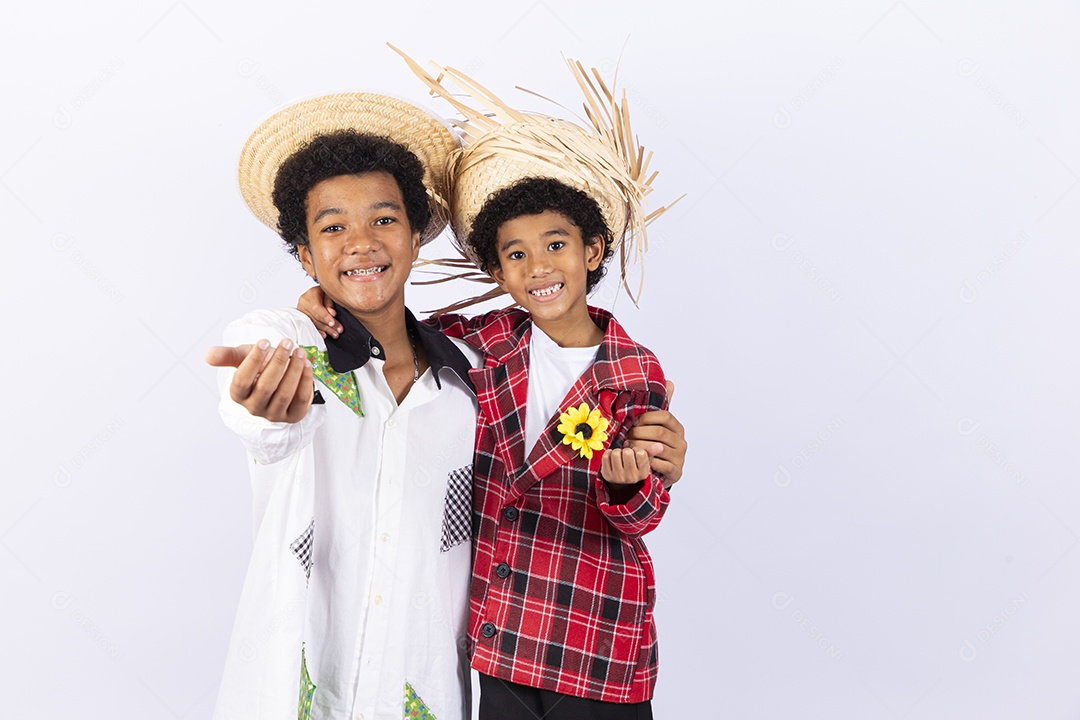 Meninos com trajes de festa junina