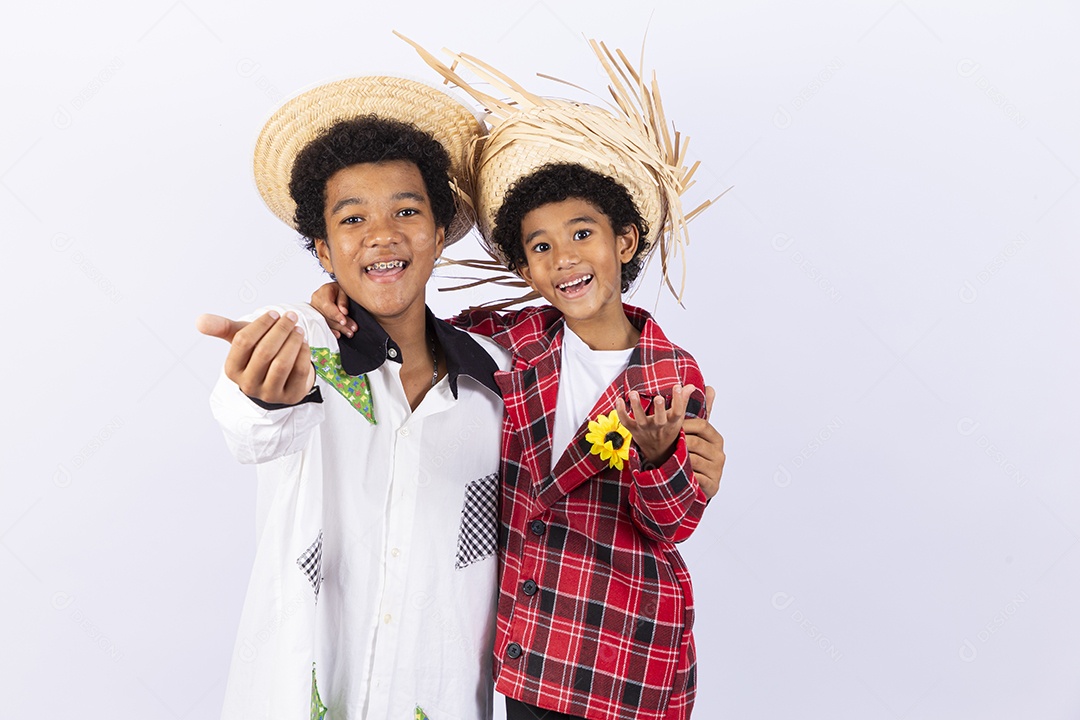 Meninos com trajes de festa junina