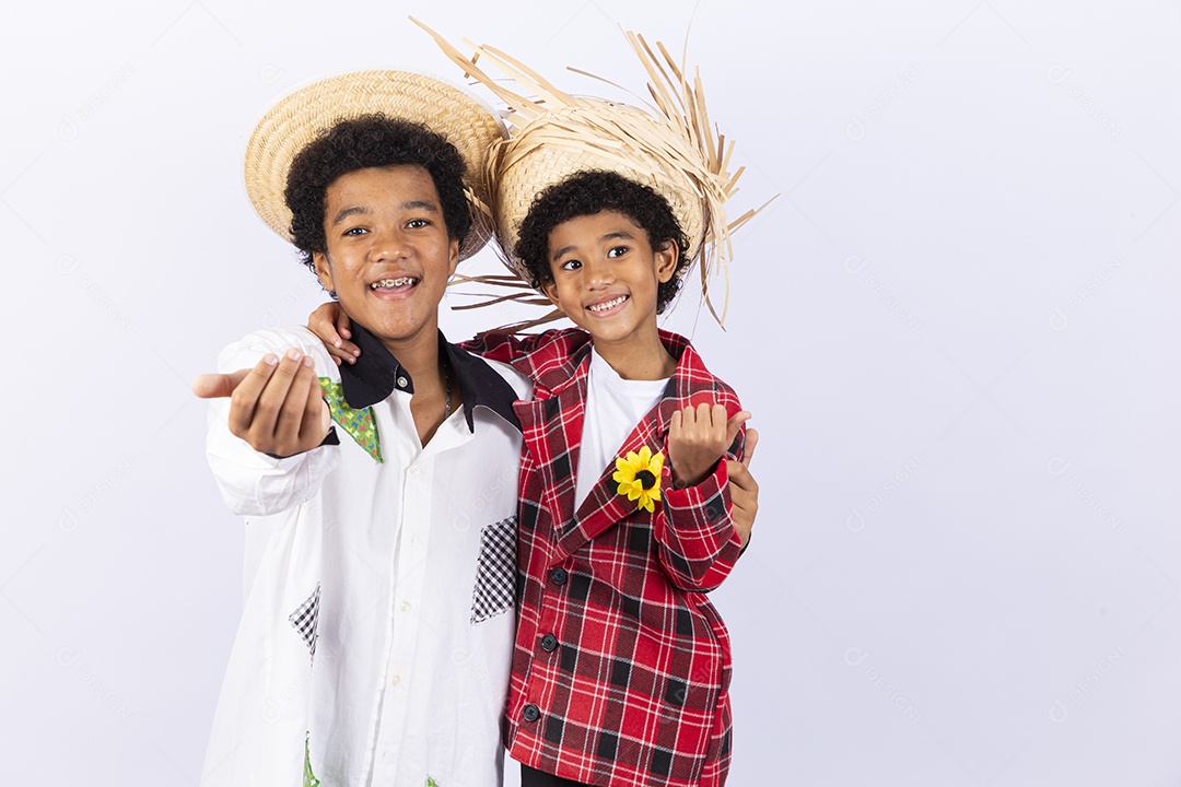 Meninos com trajes de festa junina