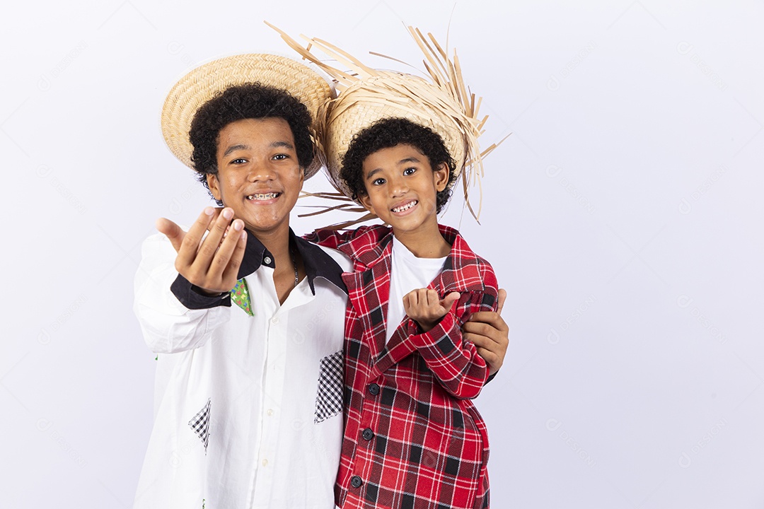 Meninos com trajes de festa junina