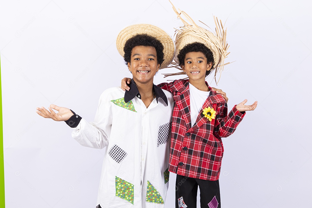 Meninos com trajes de festa junina