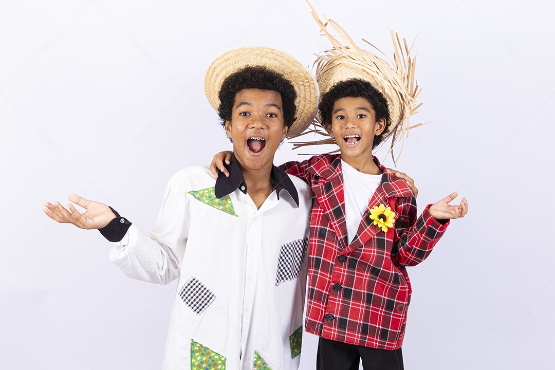 Meninos com trajes de festa junina