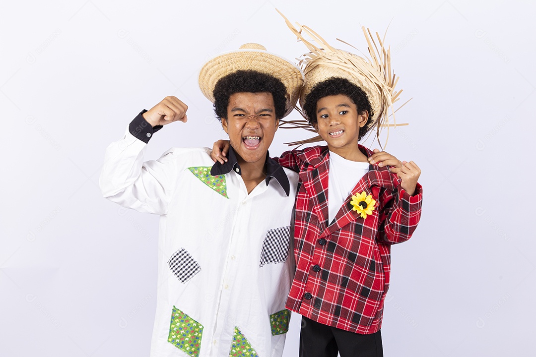 Meninos com trajes de festa junina