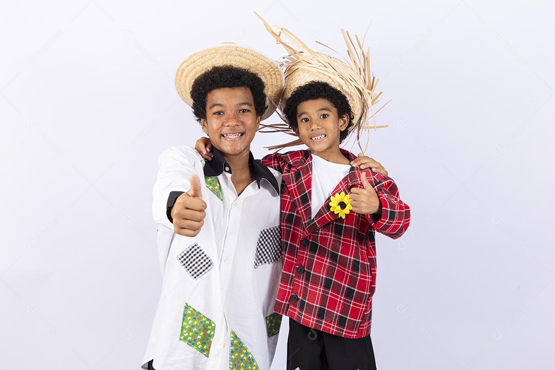 Meninos com trajes de festa junina