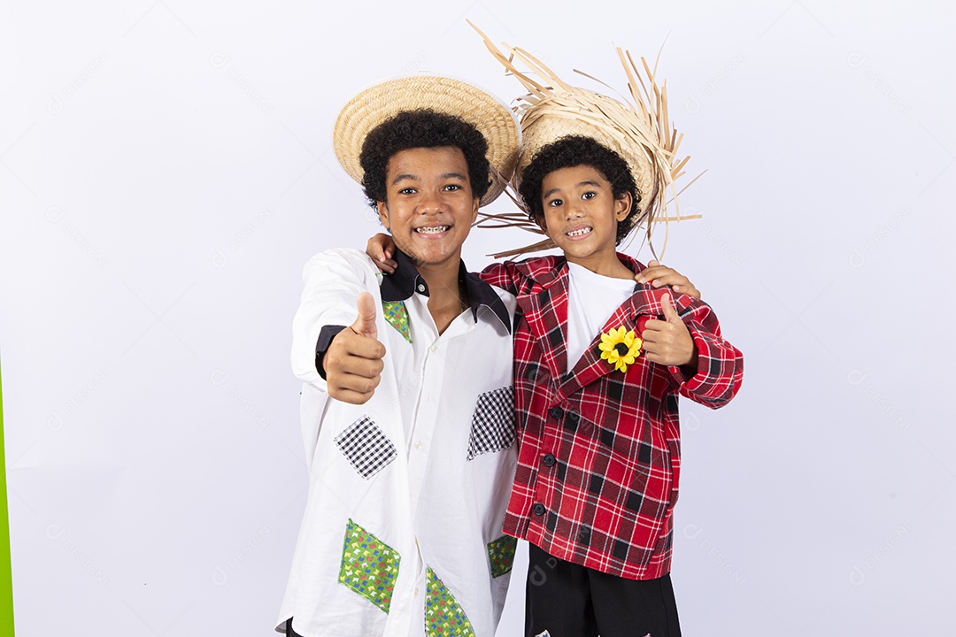 Meninos com trajes de festa junina