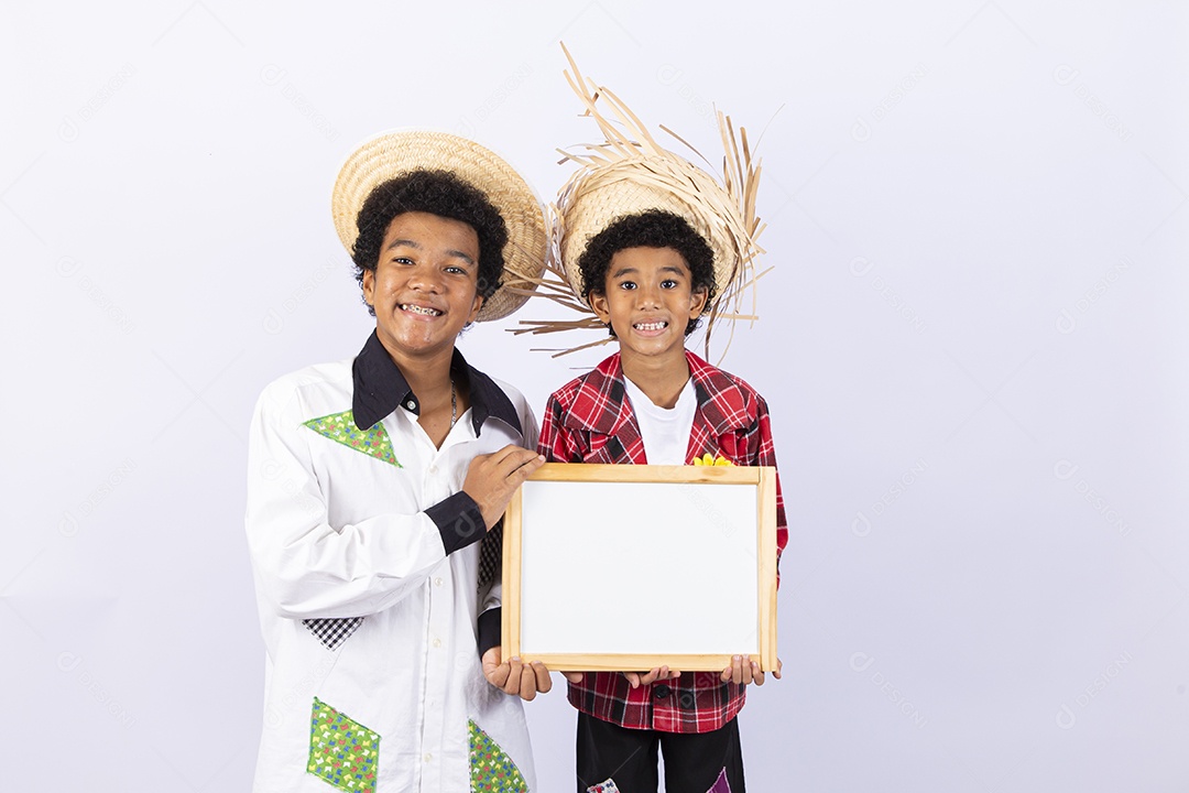 Meninos com trajes de festa junina