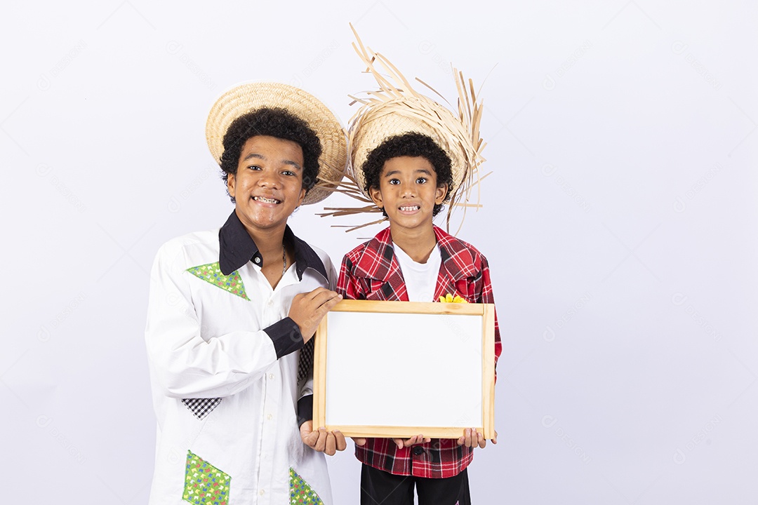 Meninos com trajes de festa junina