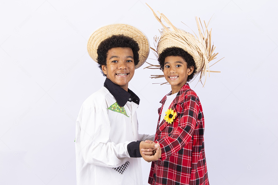 Meninos com trajes de festa junina
