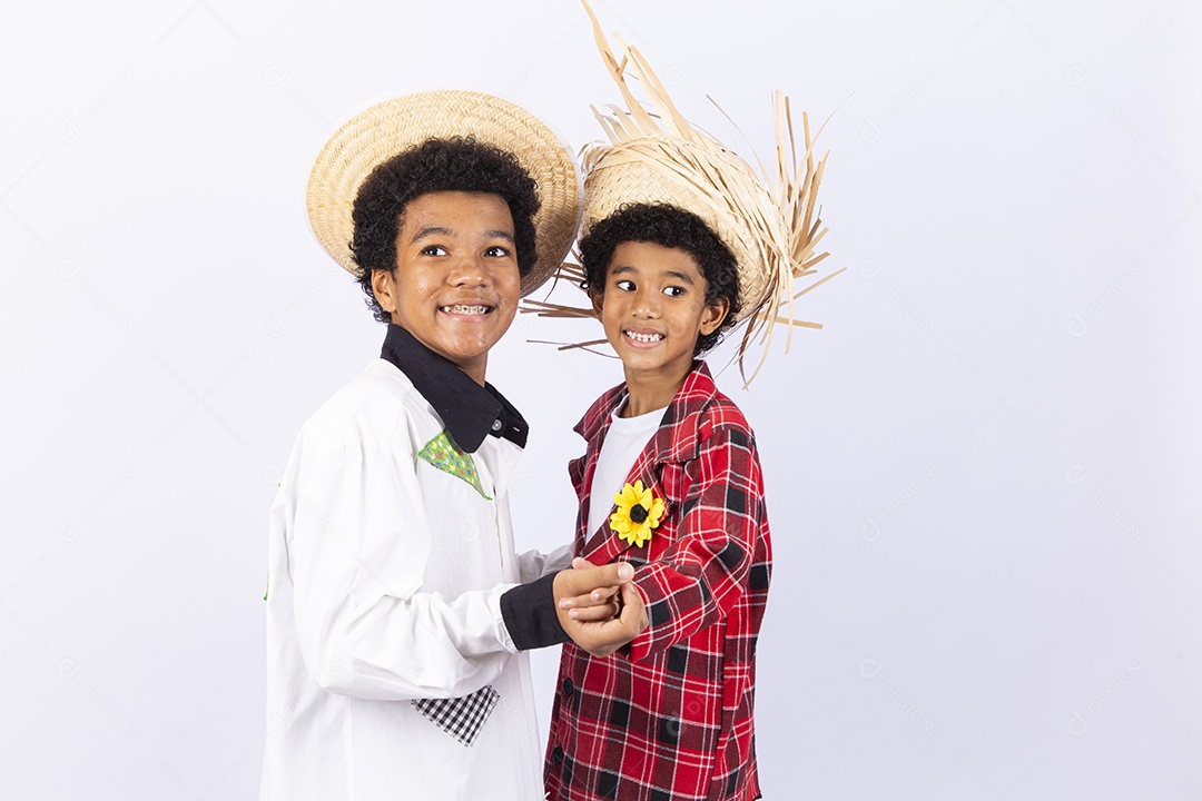 Meninos com trajes de festa junina