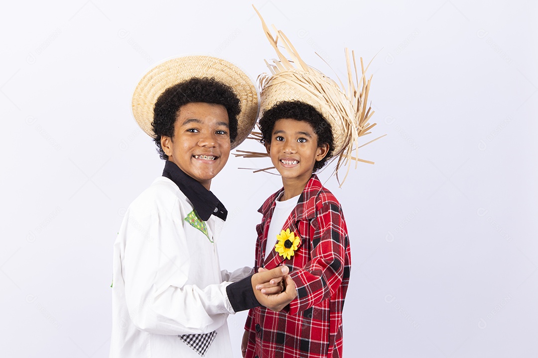 Meninos com trajes de festa junina