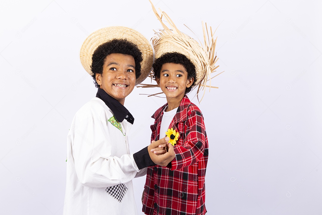Meninos com trajes de festa junina