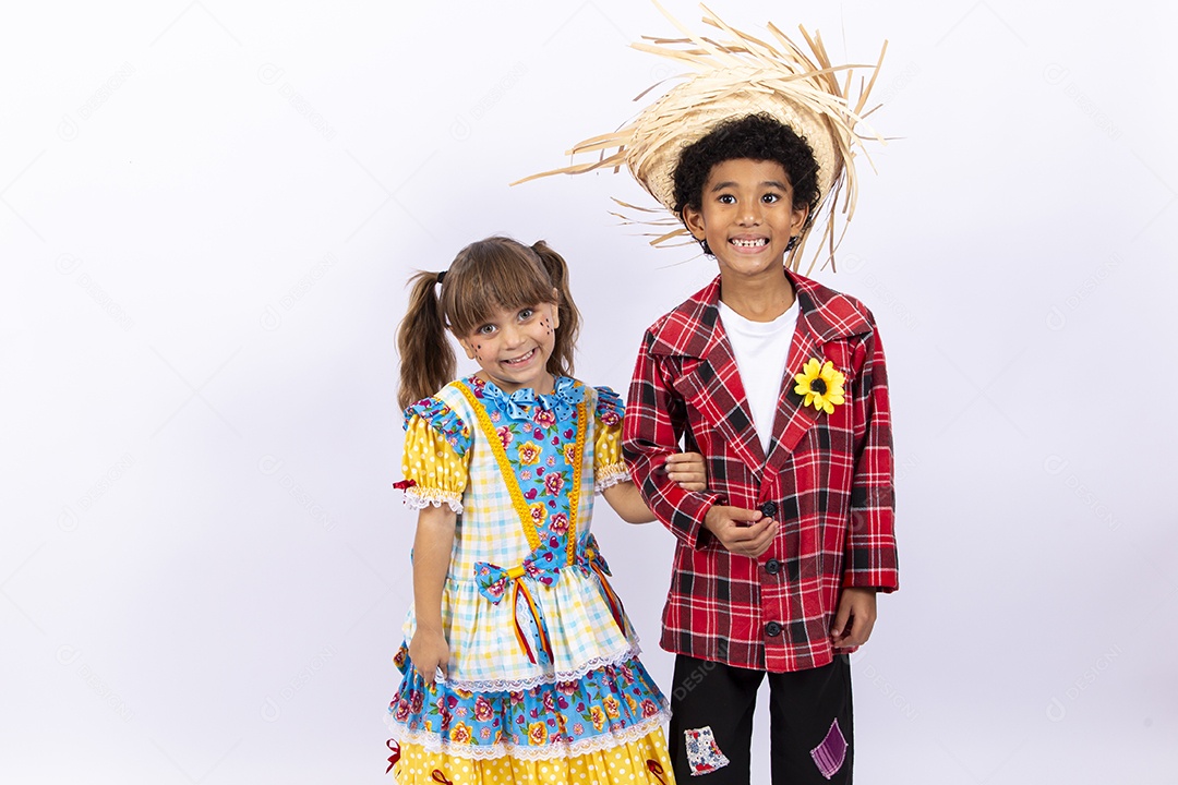 Meninos com trajes de festa junina