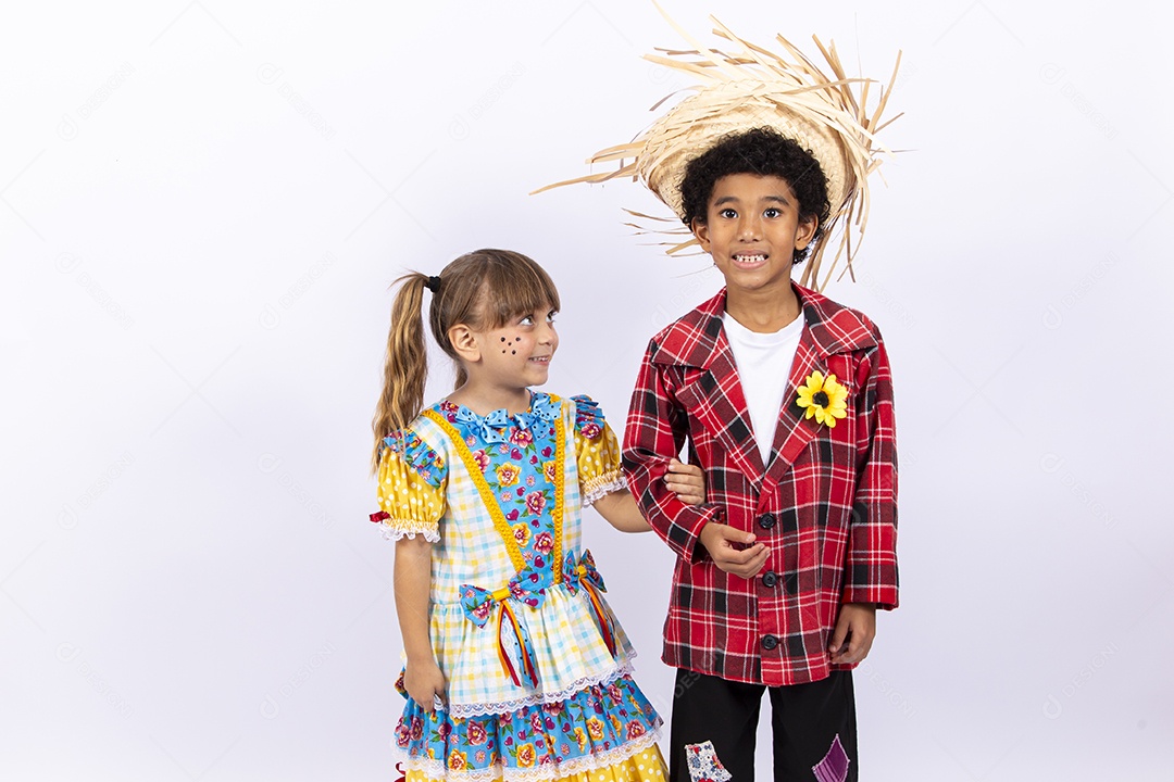 Meninos com trajes de festa junina