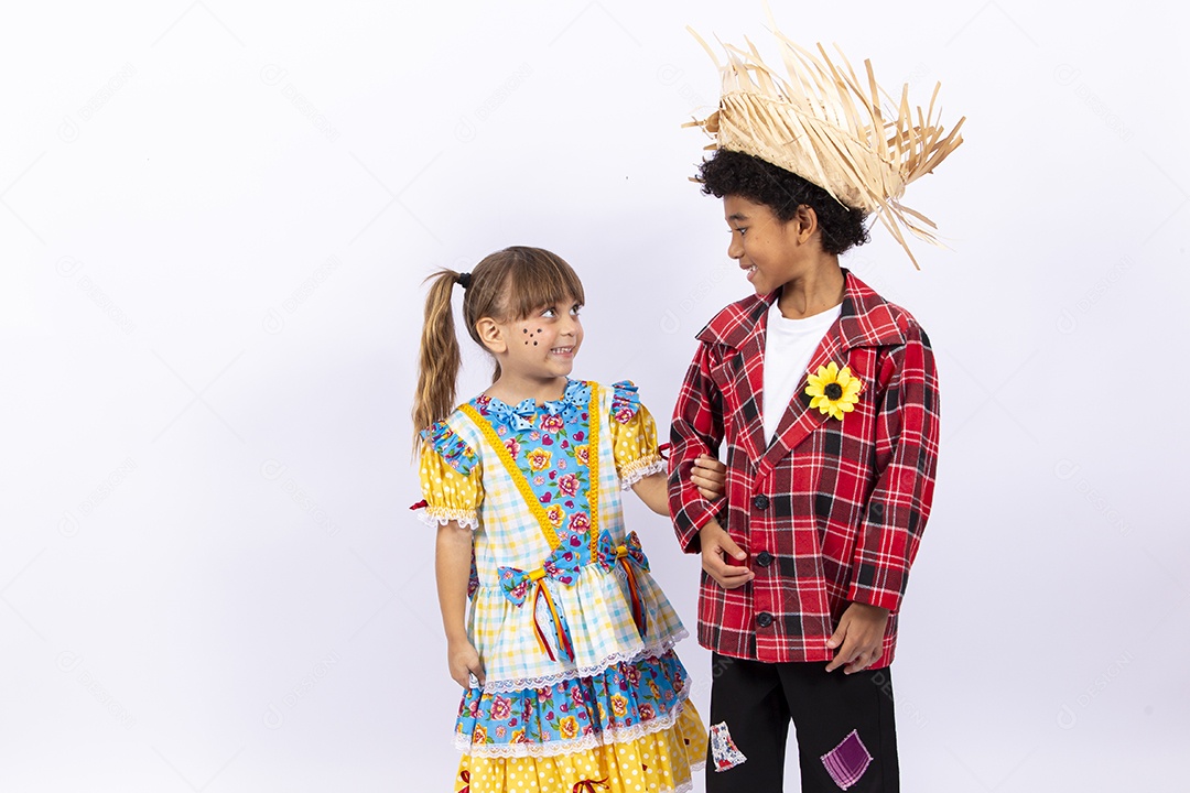 Meninos com trajes de festa junina