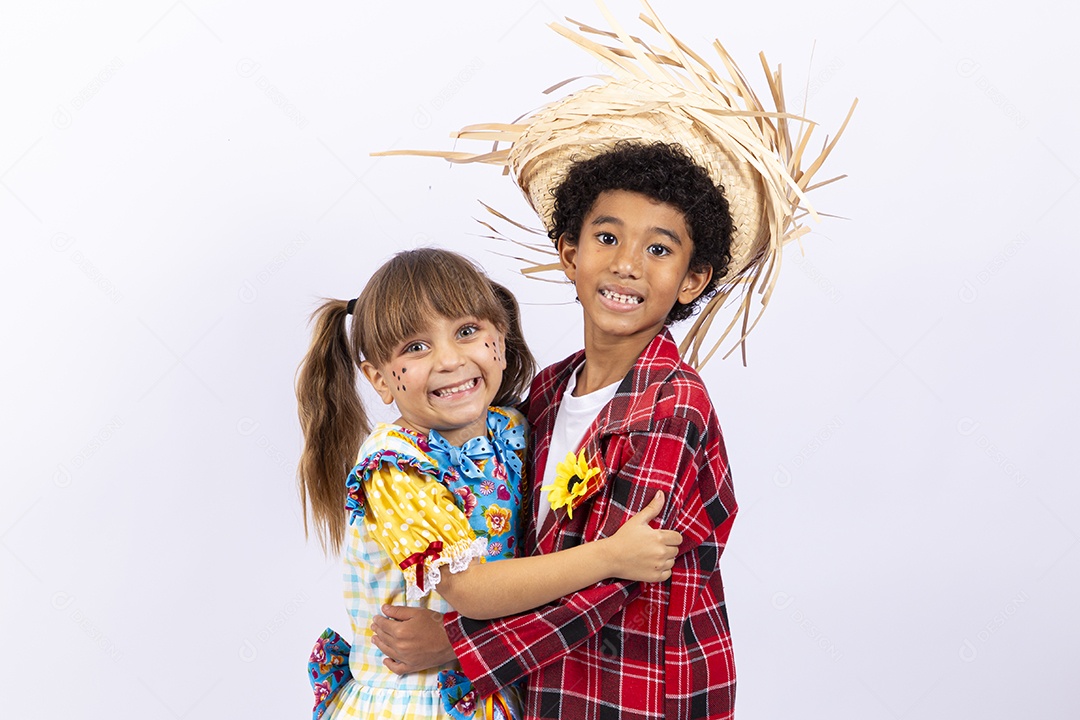 Meninos com trajes de festa junina