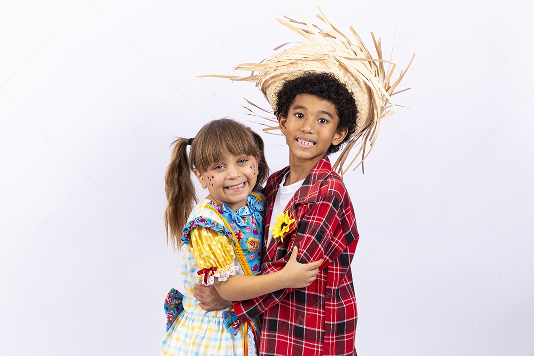 Meninos com trajes de festa junina