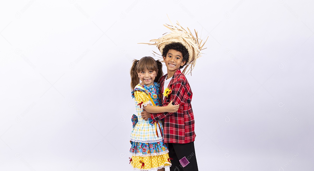 Meninos com trajes de festa junina