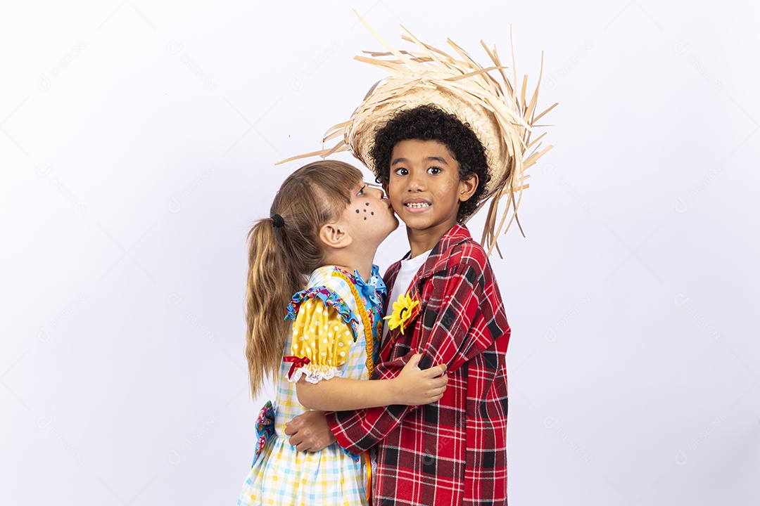 Meninos com trajes de festa junina