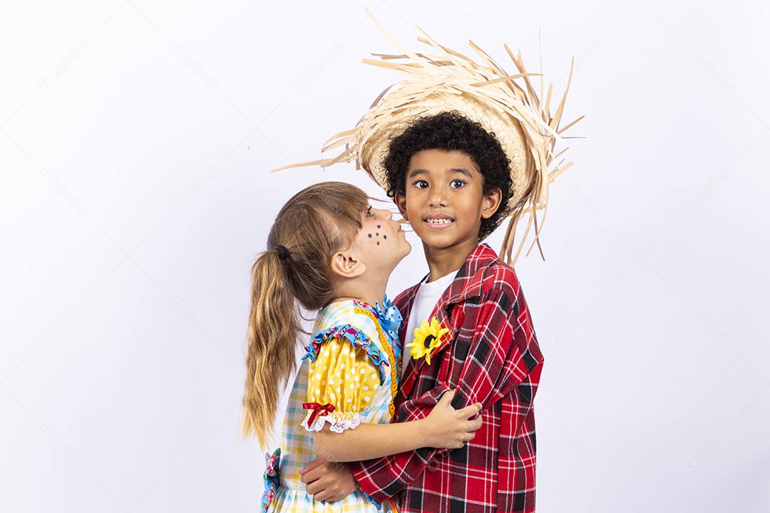 Crianças com trajes de festa junina