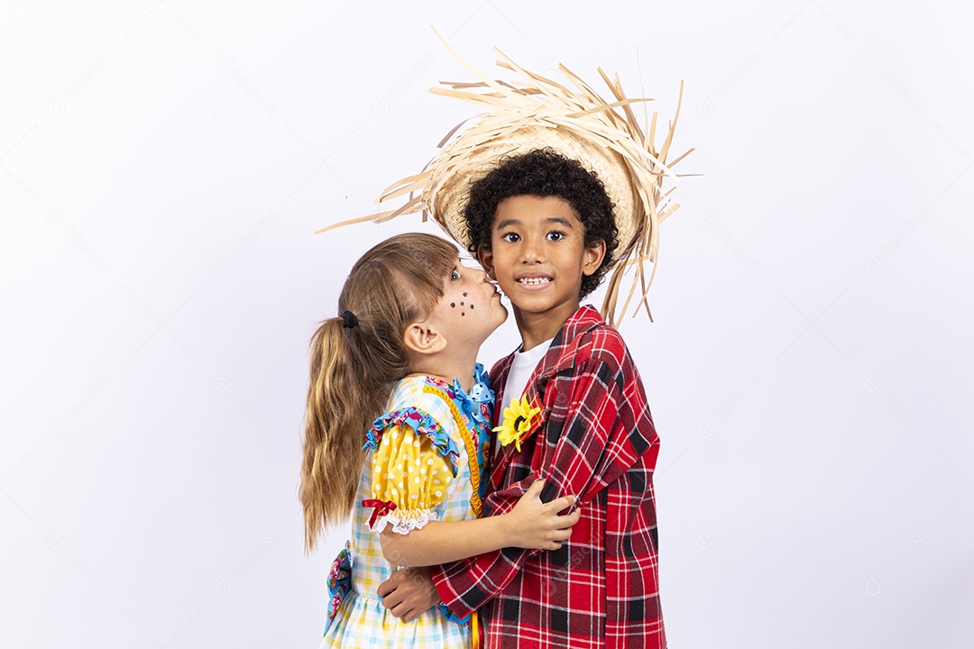 Crianças com trajes de festa junina