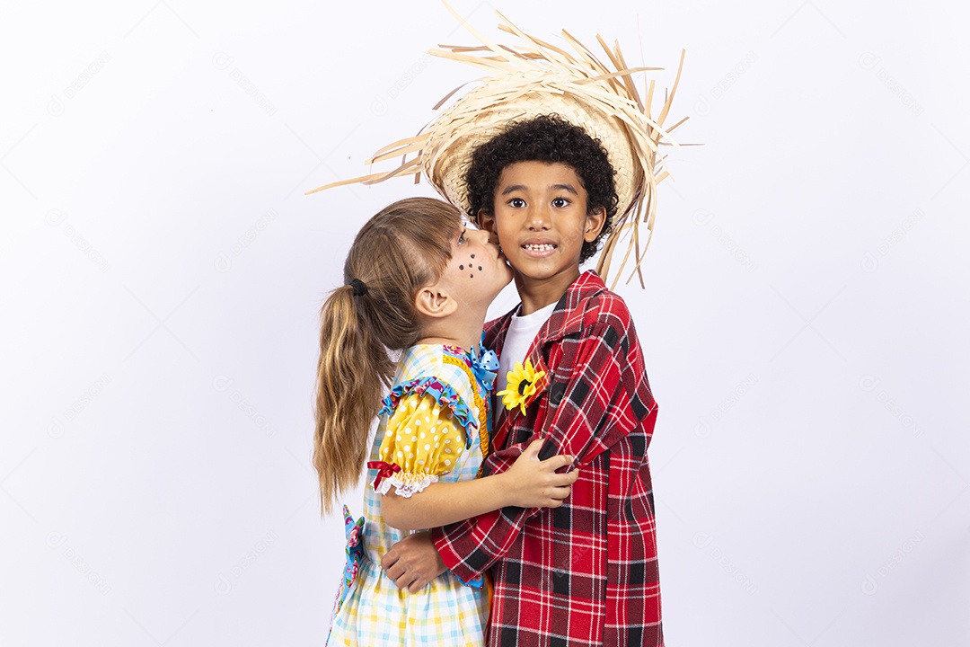 Crianças com trajes de festa junina