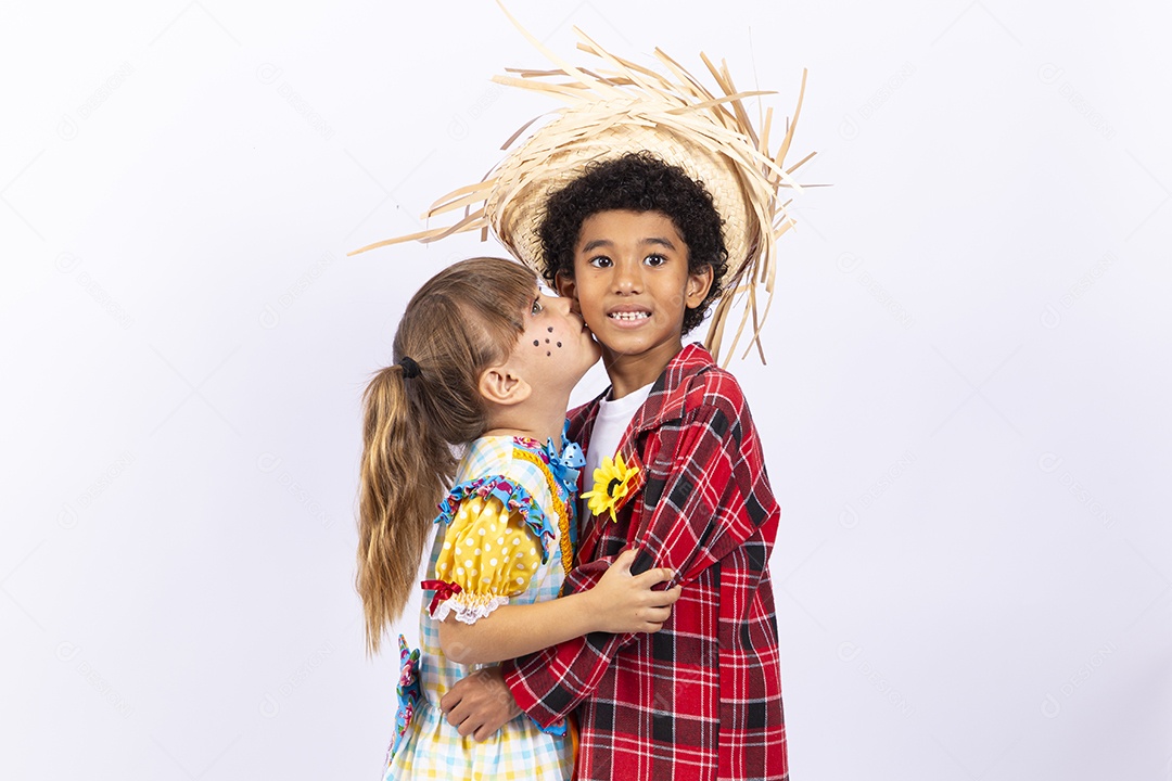 Crianças com trajes de festa junina