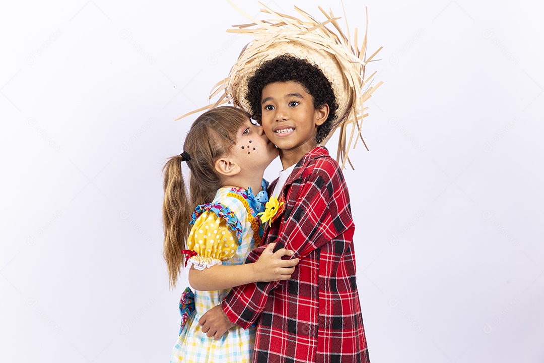 Crianças com trajes de festa junina