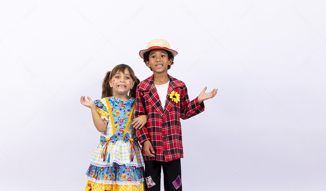 Crianças com trajes de festa junina