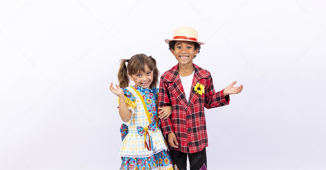 Crianças com trajes de festa junina