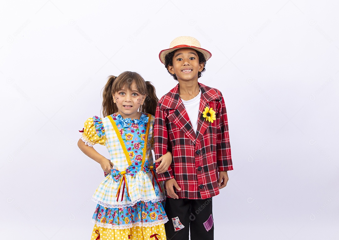 Crianças com trajes de festa junina