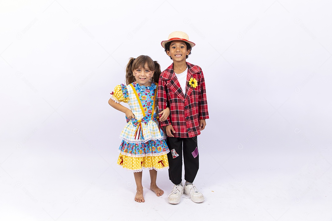 Crianças com trajes de festa junina
