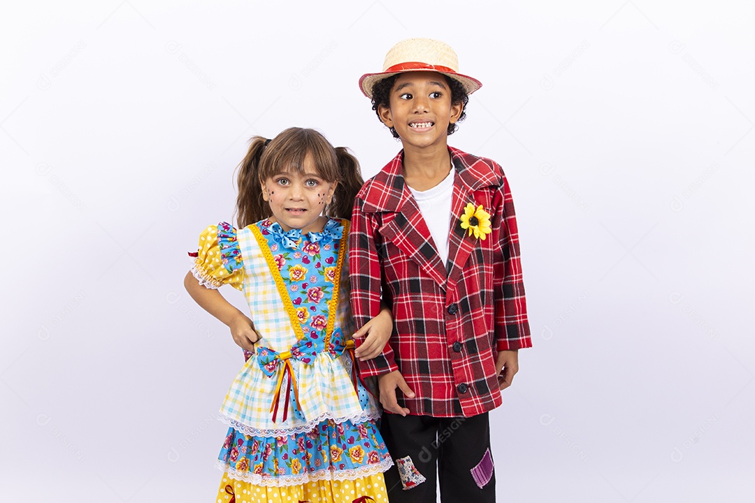 Crianças com trajes de festa junina