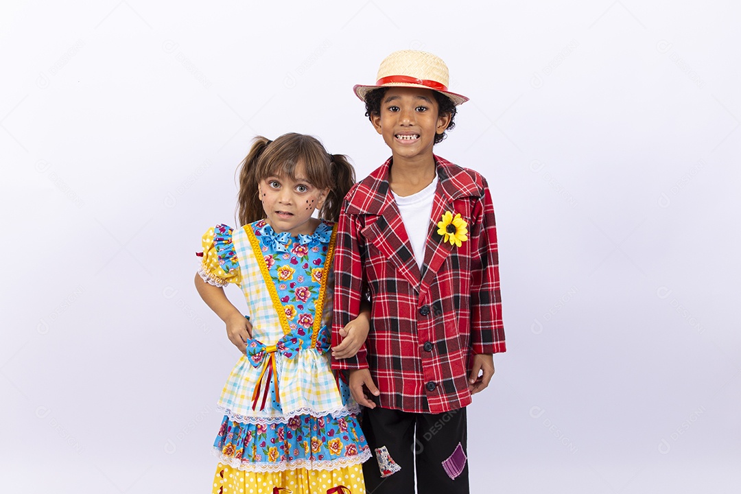 Crianças com trajes de festa junina