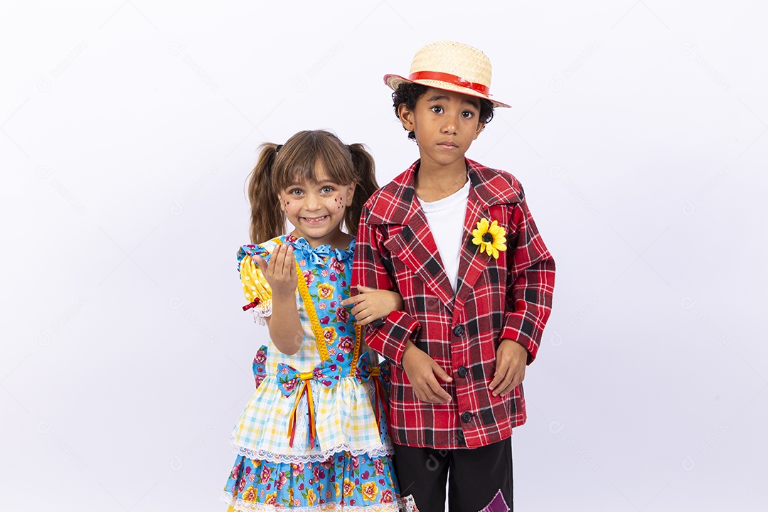 Crianças com trajes de festa junina